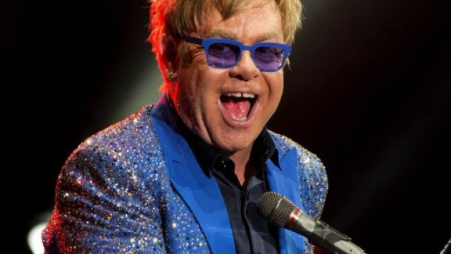 Elton John annulla i concerti: "Ha rischiato di morire"