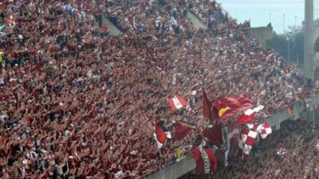 In foto lo spettacolo offerto dalla curva sud di Salerno durante una partita casalinga della Salernitana