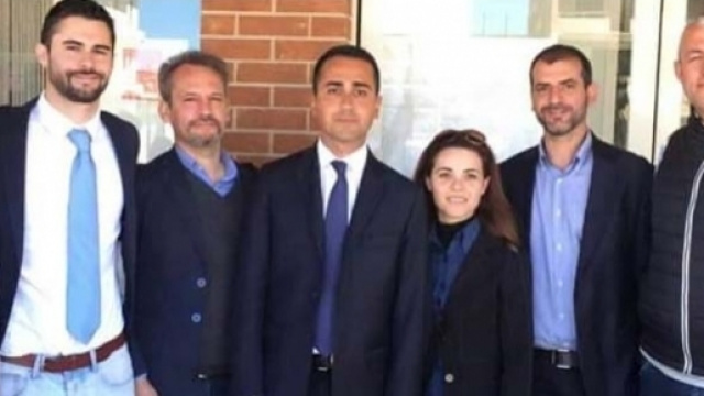 La foto incriminata, pubblicata e poi rimossa dal profilo Facebook del presunto camorrista