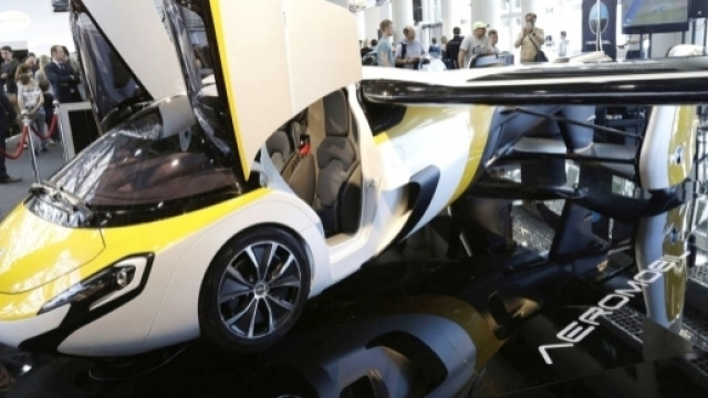 Les pr&eacute;commandes pour la voiture volante de la soci&eacute;t&eacute; Slovaque AeroMobil ont commenc&eacute;. spectator.sme.sk