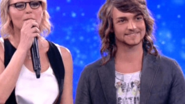 Maria De Filippi risponde a Scanu