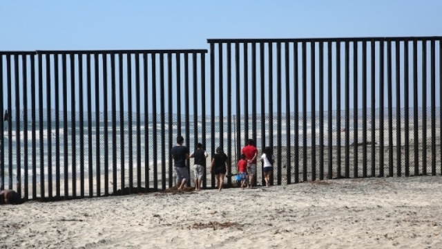 Trump slitta i finanziamenti del muro a settembre, ma assicura che "il muro si far&agrave;, garantito al 100%" - internazionale.it