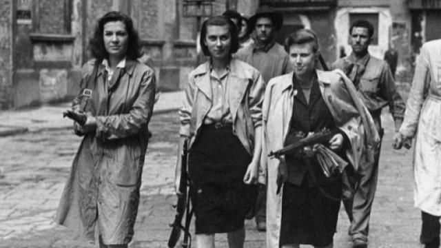 Una foto storica che ritrae alcune partigiane italiane nel 1945