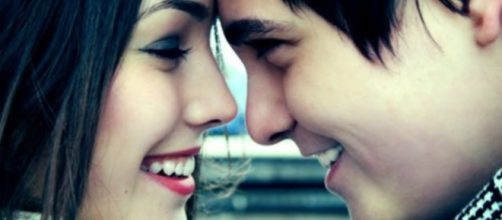 10 sinais de que ele est&aacute; amando