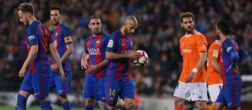 Mascherano, antes de tirar el penalti que le diera su primer gol con el F.C. Barcelona
