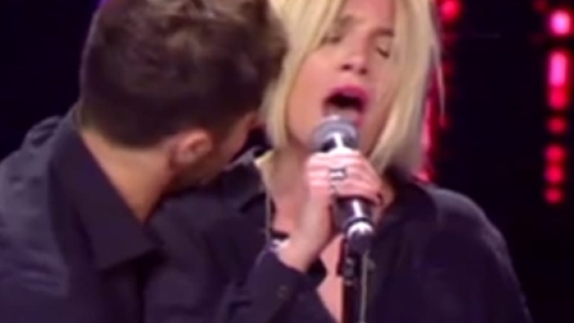 Amici 16, scherzo hot a Emma Marrone