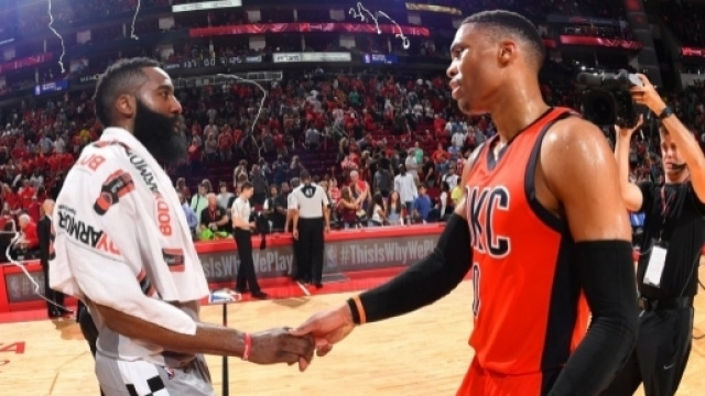 IL saluto finale tra James Harden e Russell Westbrook