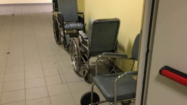 Pavia, cade dalla sedia a rotelle e muore in ospedale