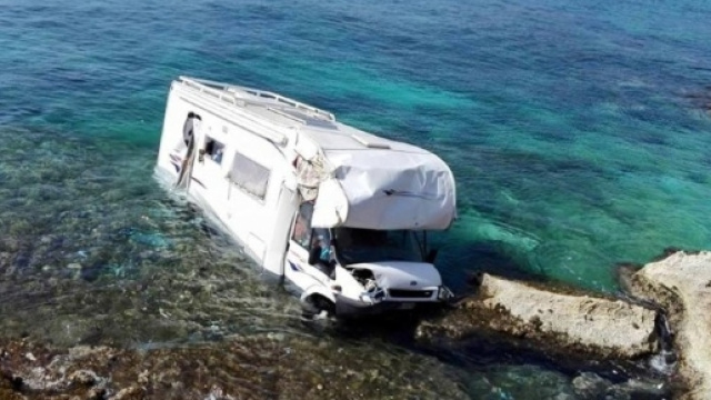 San Vito Lo Capo, turista muore schiacciato dal suo camper.