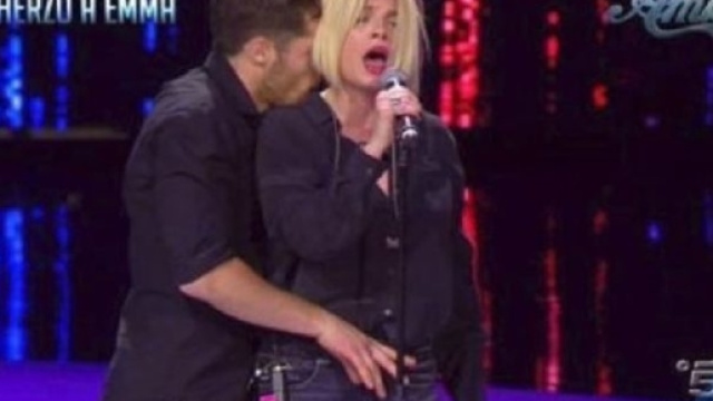 Sscherzo 'hot' fatto ad Emma Marrone ad Amici 16