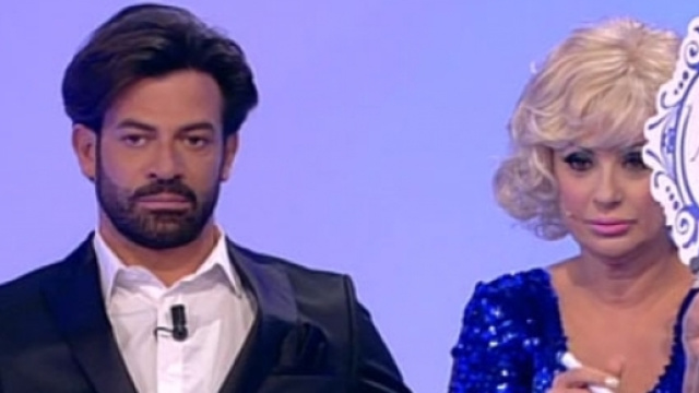 Uomini e Donne, brutta notizia per Gianni Sperti