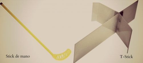 A la izquierda, el conocido stick de mano de hockey. A la derecha, el stick de silla denominado T-Stick por su forma.