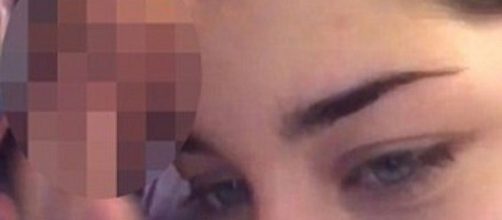 Garota usa test&iacute;culos do manorado para se maquiar.