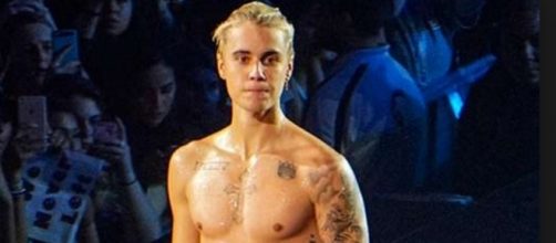 Justin Bieber &eacute; flagrado por paparazzi beijando outro homem na rua