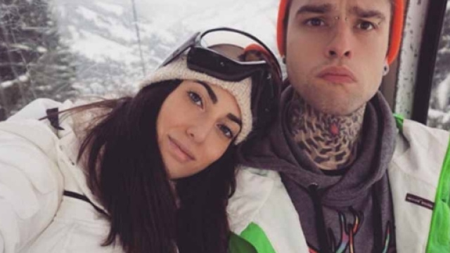 Fedez e la fidanzata Giulia Valentina, vacanza d'amore sulla neve ... - oggi.it