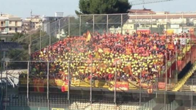 I tifosi del Lecce nella gara di Foggia.