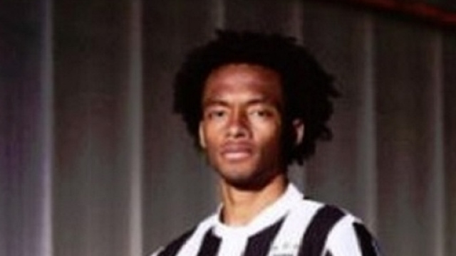Juan Cuadrado ha svelato per sbaglio la maglia 2017/2018 della Juventus - Credits: Twitter