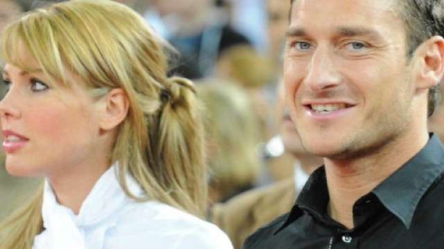Totti: auguri su Facebook alla moglie Ilary
