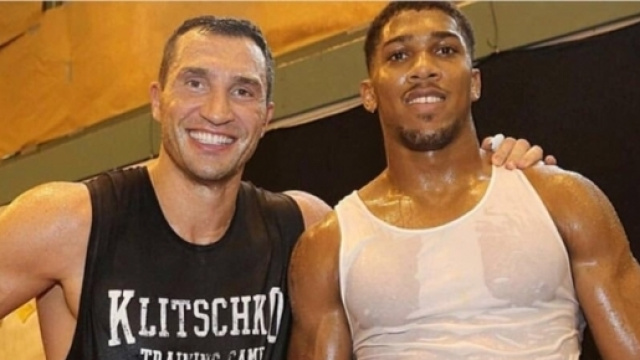 Wladimir Klitschko e Anthony Joshua (via Boxing News)