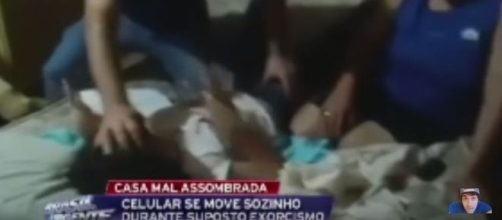 M&eacute;dium tenta exorcisar adolescente (Band)