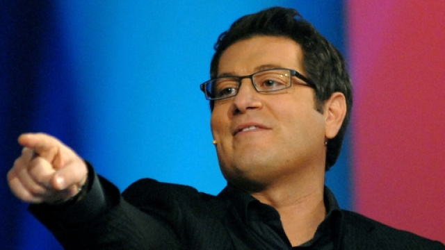 Enrico Papi, conduttore del programma televisivo Sarabanda