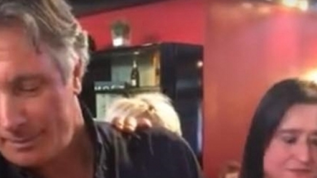 Giorgio Manetti si appresta a tagliare la torta per il sessantunesimo compleanno