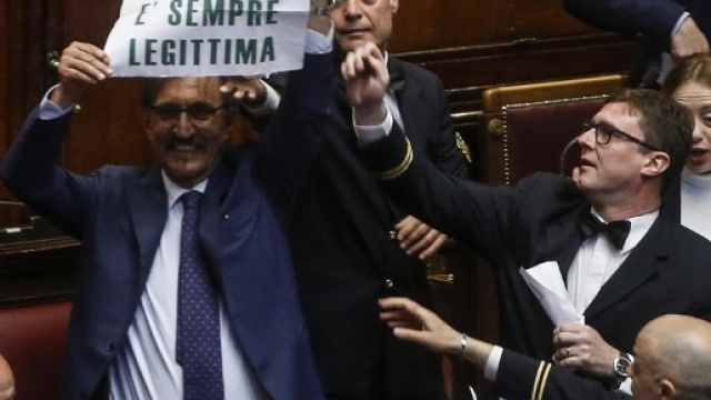 Ignazio la Russa che protesta contro un punto della legge sulla legittima difesa, appena approvata dalla Camera
