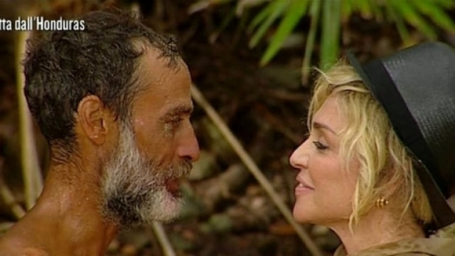 Isola, la dedica di Raz a Paola Barale: "L'amer&ograve; finch&eacute; non morir&ograve;" - today.it