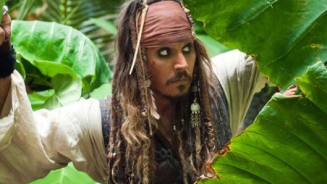 Johnny Depp sorprende i turisti a Disneyland - lospettacolo.it