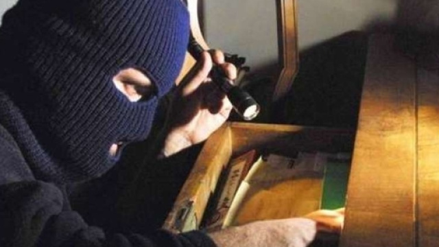 Ladri svaligiano un appartamento e devastano i mobili
