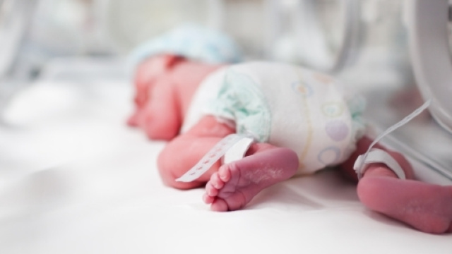 Latina, compravendita di una neonata: acquirente la rifiuta per il colore della pelle