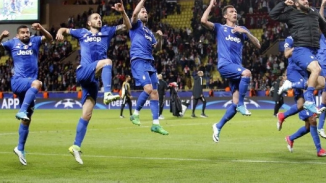 L'esultanza dei giocatori della Juventus al termine della partita.