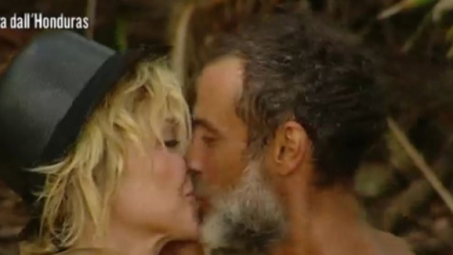 Raz Degan bacia Paola Barale sull'Isola dei Famosi