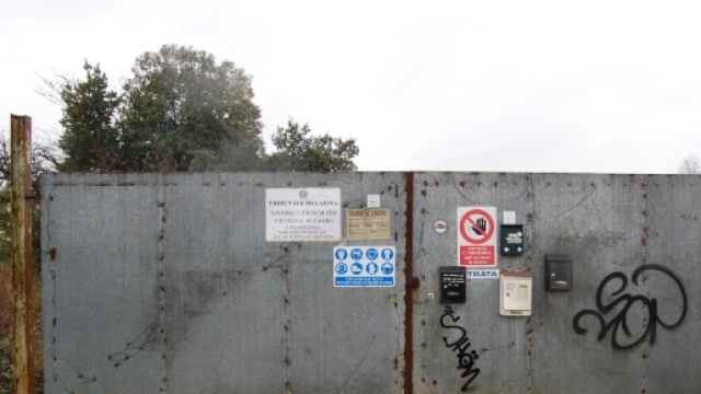 Sigilli al cancello: ville occupate.