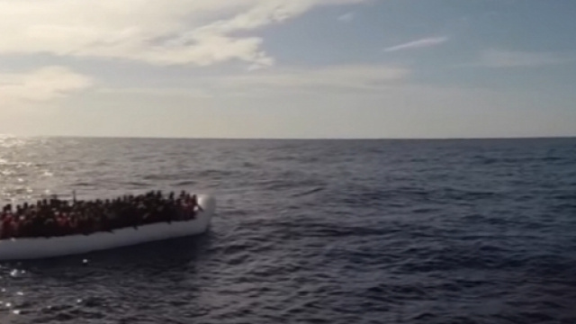 Un gommone con un massiccio numero di migranti soccorso dalla Guarda costiera