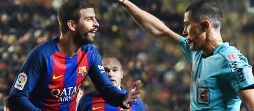 Piqu&eacute;, prensa catalana y aficionados cul&eacute;s se quej&aacute;n. Foto: Miguel Serrano