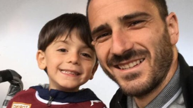 Foto twittata da Bonucci con il suo piccolo allo stadio.