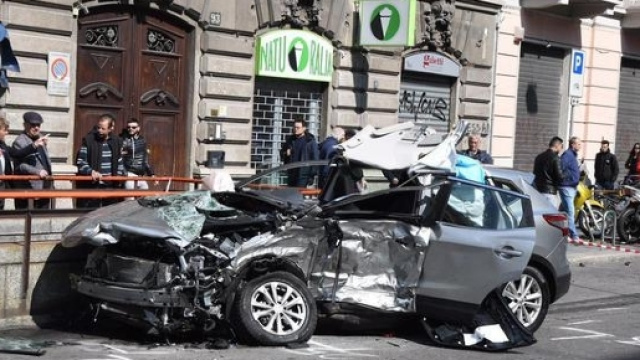 L'auto distrutta in cui &egrave; morto un uomo questa mattina a Milano