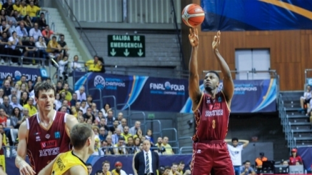 Melvin Ejim al tiro durante la semifinale di Basketball Champions League (via Reyer.it)
