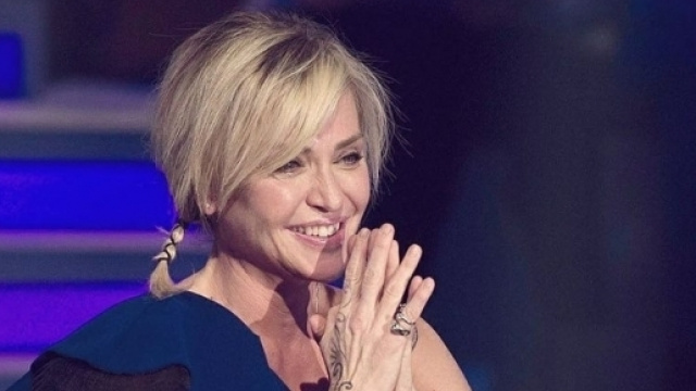 Paola Barale ha festeggiato i cinquant'anni a Verissimo