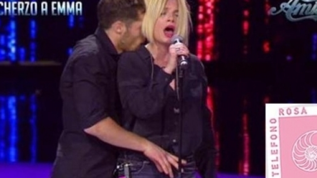 Un'immagine tratta dal video dello scherzo fatto a Emma Marrone
