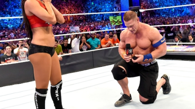 Amore tra le star del wrestling: la proposta di matrimonio non poteva essere che sul ring. Foto: youtube.