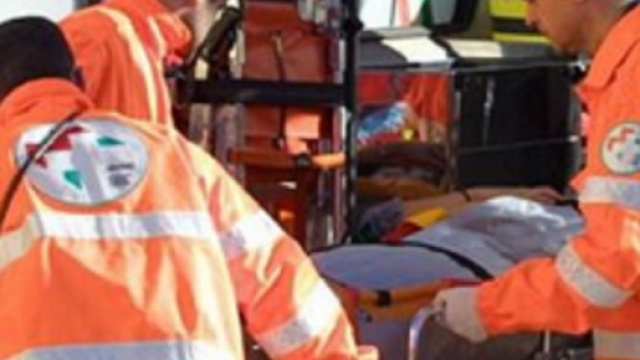 Bergamo, 28enne viene licenziata: cerca di trucidare il figlio