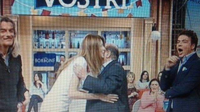 Giancarlo Magalli abbraccia Adriana Volpe