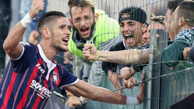 L'attaccante Diego Falcinelli, trascinatore del Crotone.