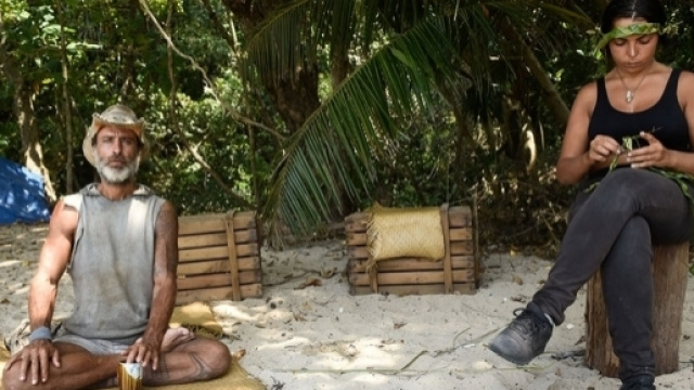 Nancy Coppola e Raz Degan scherzano su l'Isola dei famosi