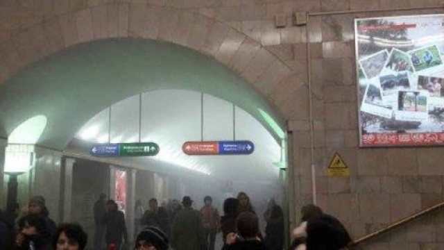 Prime immagini della coltre di fumo per le esplosioni nella metropolitana di San Pietroburgo