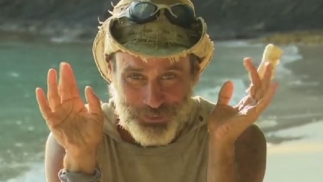 Raz Degan non sta molto bene, colpa dell'incidente al dito.