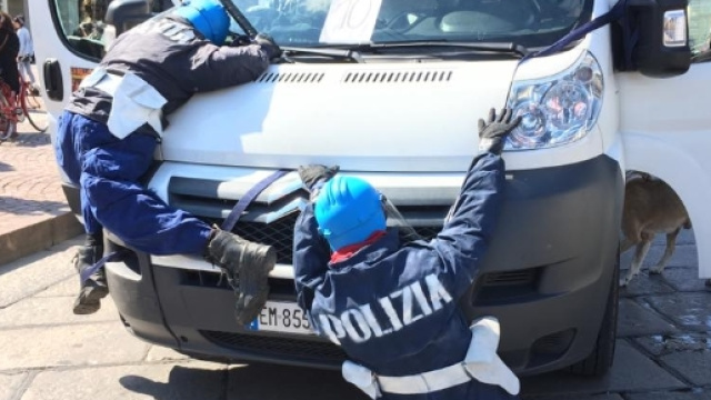 Al Cannabis Parade un furgone con due manichini di poliziotti. Polemiche e sdegno. Foto: Facebook.