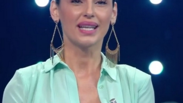 Anna Tatangelo irriconoscibile a I Migliori Anni | Velvet Style Italia - velvetstyle.it